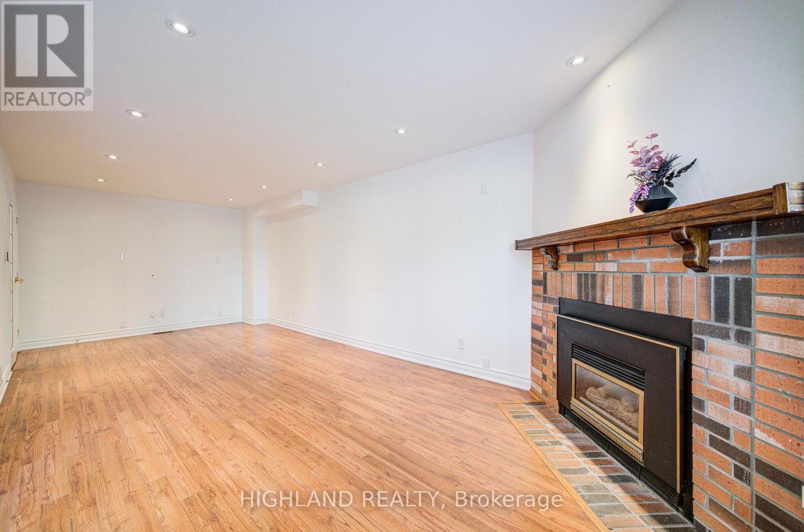 671 Dinsmore Court, Mississauga, Ontario  L5R 3G4 - Photo 6 - W12470580