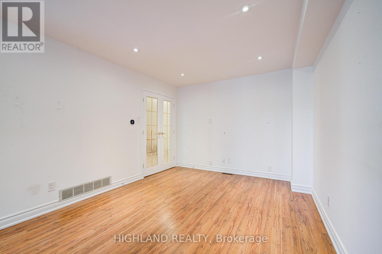 671 Dinsmore Court, Mississauga, Ontario  L5R 3G4 - Photo 7 - W12470580