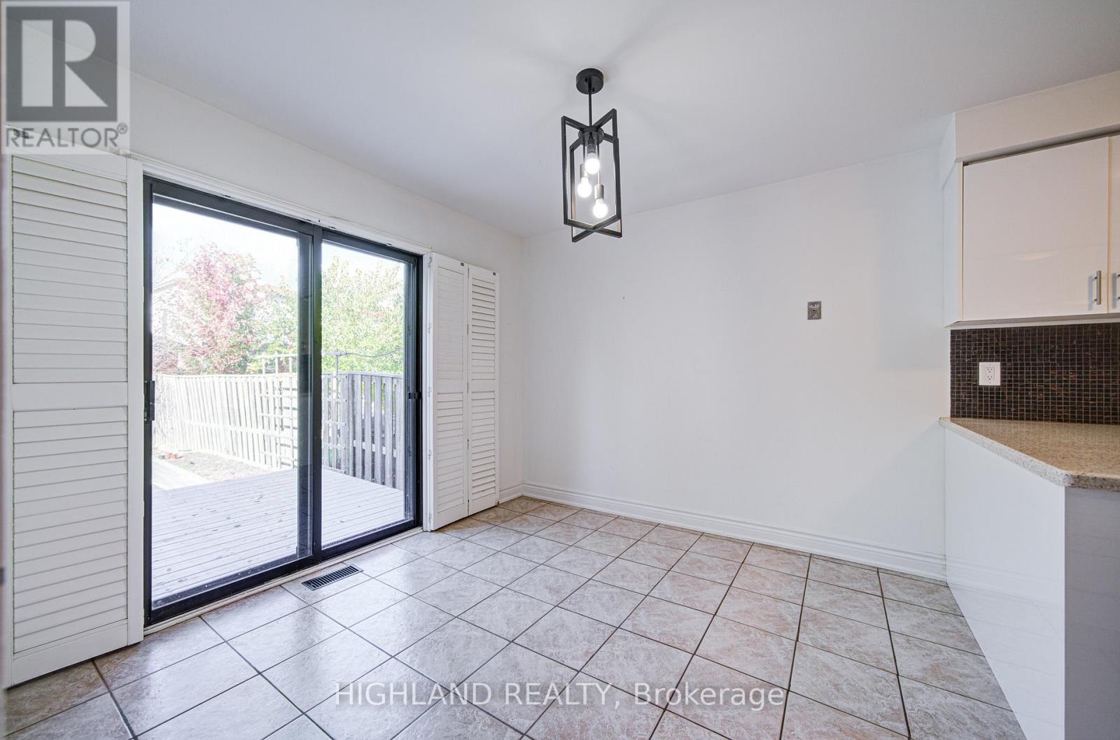 671 Dinsmore Court, Mississauga, Ontario  L5R 3G4 - Photo 9 - W12470580