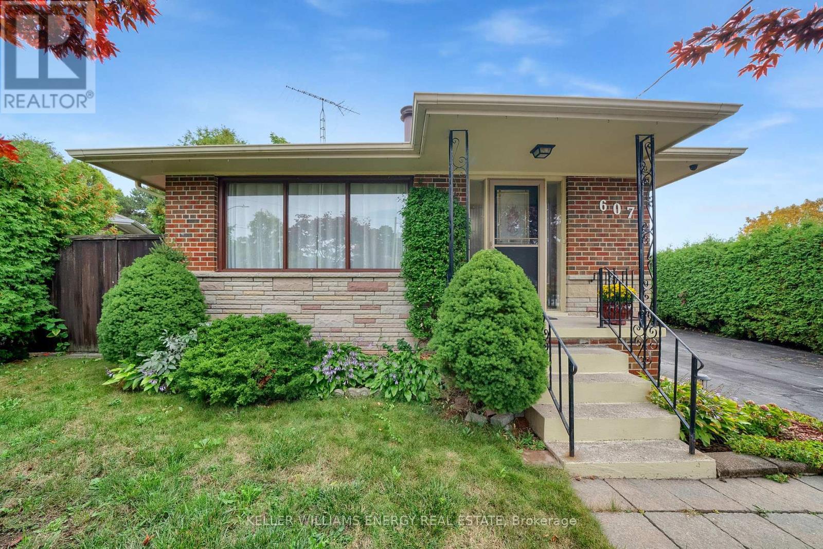 607 Newman Crescent, Whitby, Ontario  L1N 1M7 - Photo 1 - E12425546