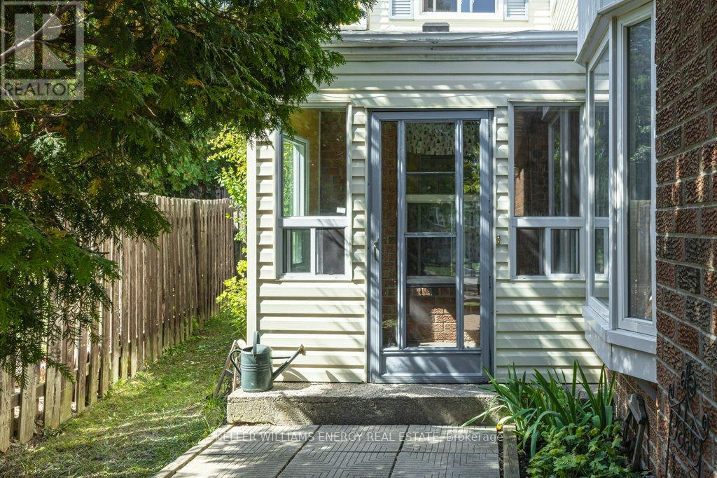 17 Barrow Court, Whitby, Ontario  L1P 1E4 - Photo 4 - E12437392