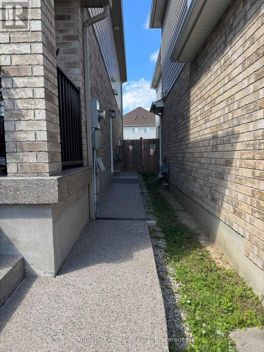 LOWER - 174 CURZON CRESCENT, Guelph, Ontario