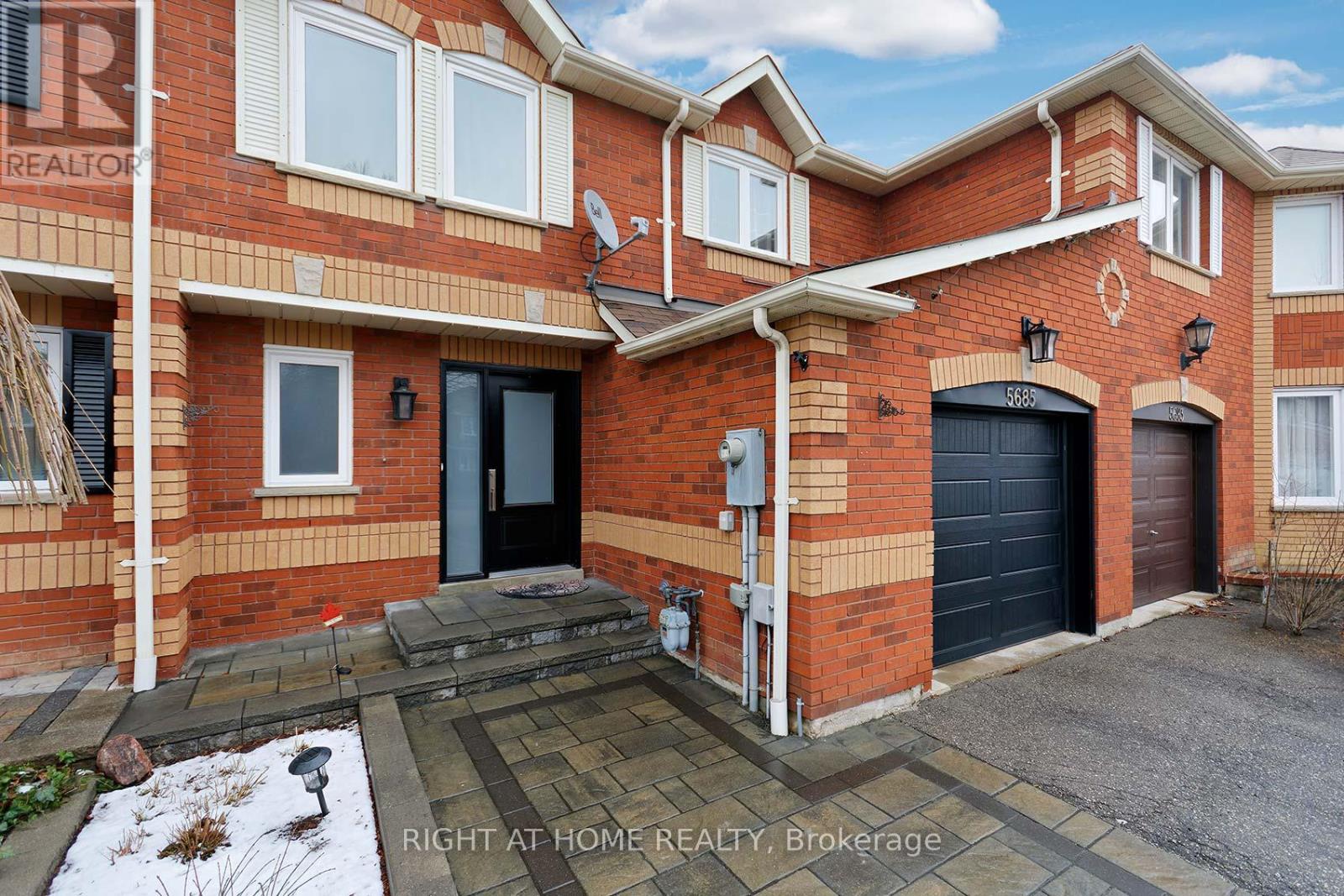 5685 Shillington Drive, Mississauga, Ontario  L5R 3N5 - Photo 3 - W12470600