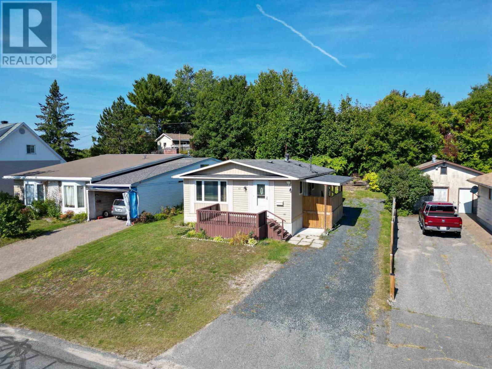 62 Dieppe Ave, Elliot Lake, Ontario  P5A 1H3 - Photo 3 - SM252702