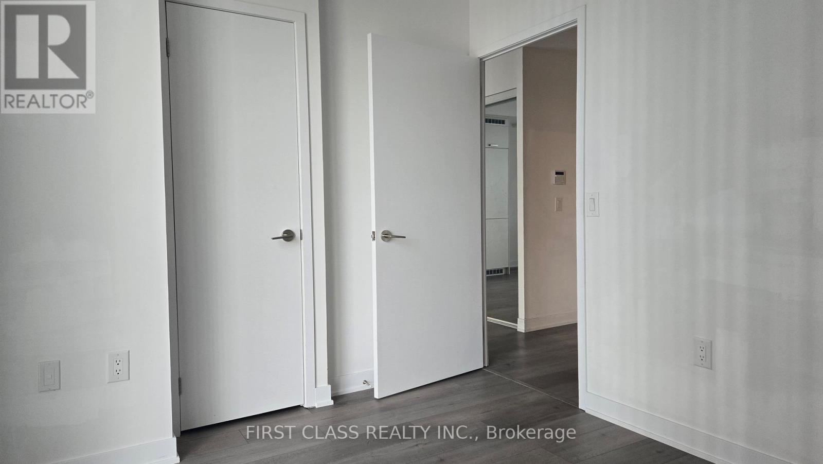 603 - 10 Honeycrisp Crescent, Vaughan, Ontario  L4K 0M7 - Photo 3 - N12470603