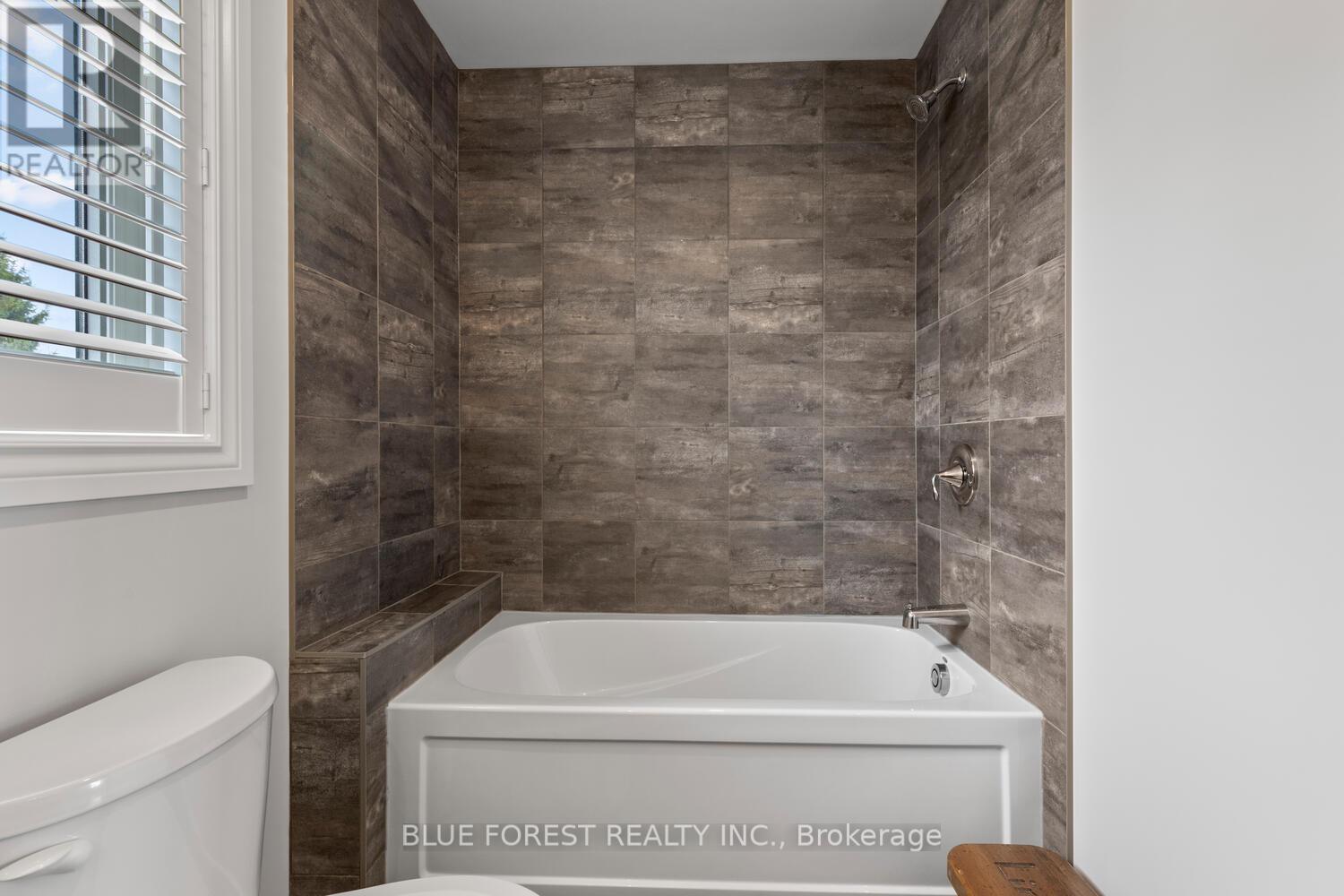 12 Violet Court, Middlesex Centre (Ilderton), Ontario  N0M 2A0 - Photo 29 - X12470505