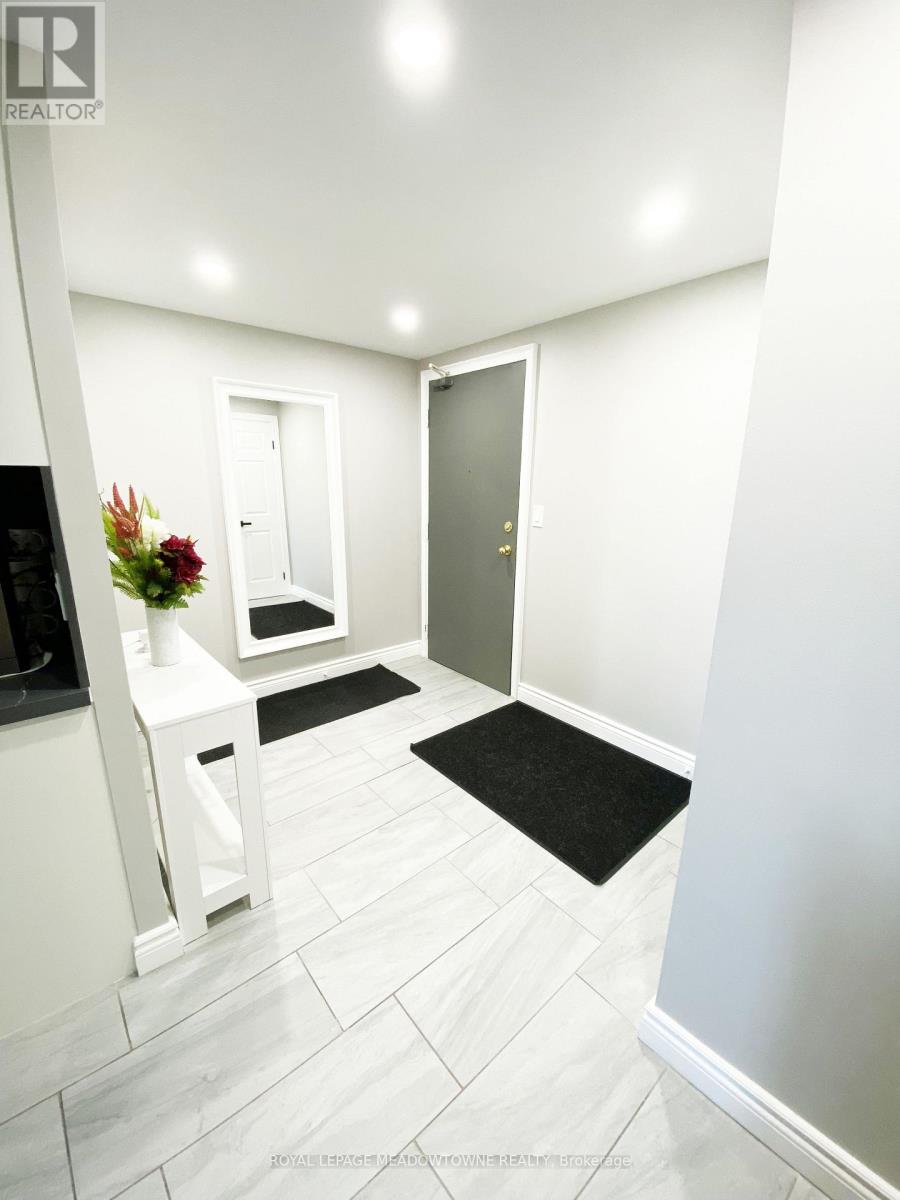 307 - 145 Hillcrest Avenue, Mississauga, Ontario  L5B 3Z1 - Photo 2 - W12470635