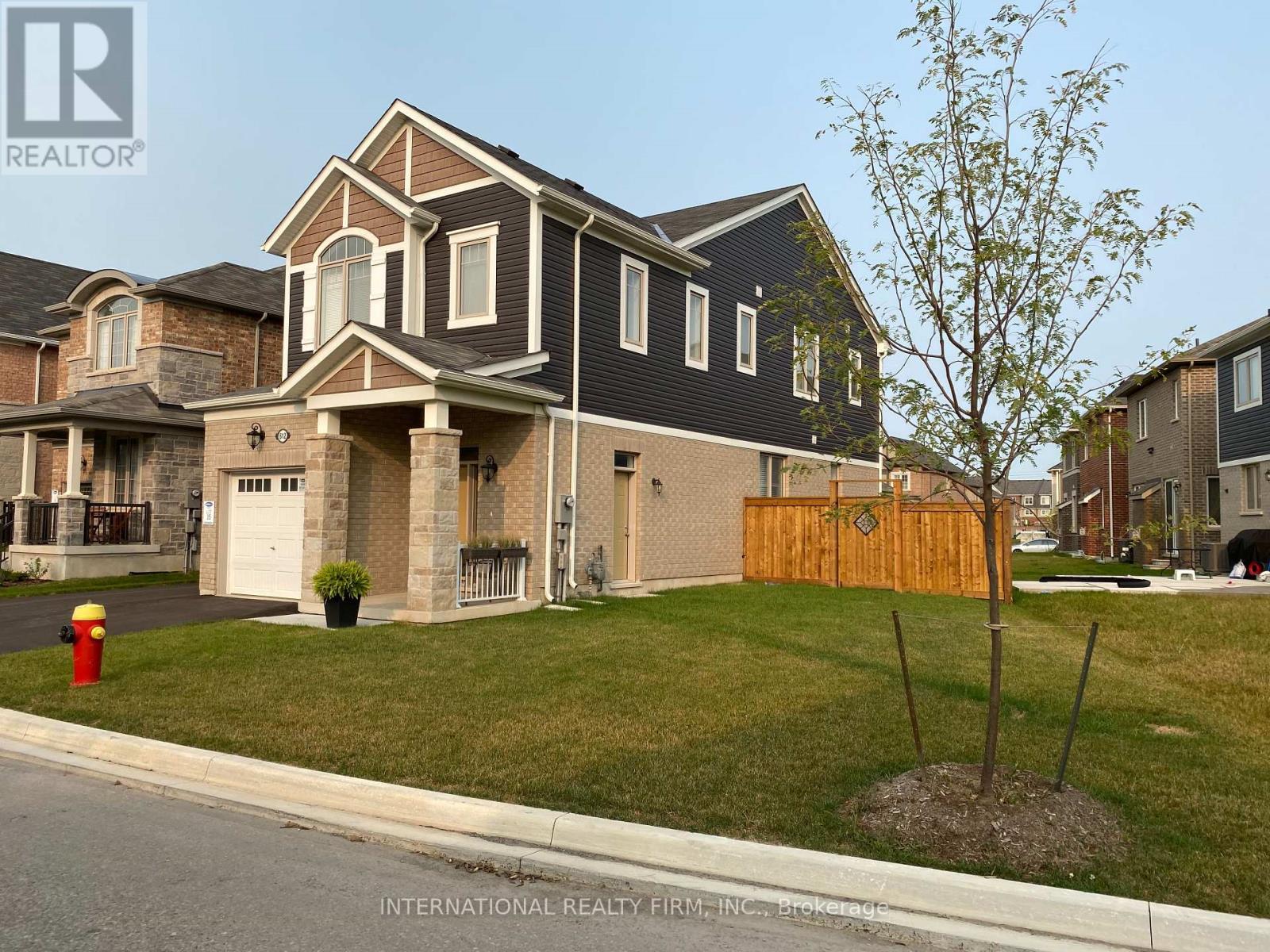 612 Juneberry Court, Milton, Ontario  L9E 1M8 - Photo 4 - W12470645