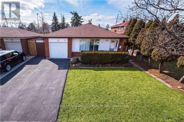 25 Glebe Crescent, Brampton, Ontario  L6S 1E9 - Photo 2 - W12470647