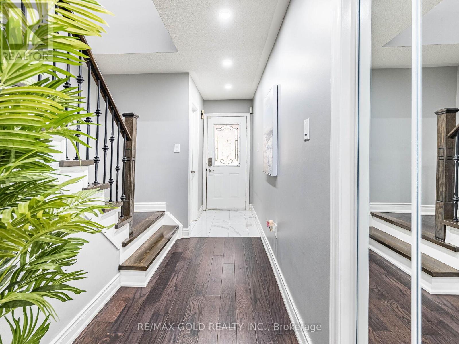 39 Tessler Crescent, Brampton, Ontario  L6X 4P8 - Photo 5 - W12470651