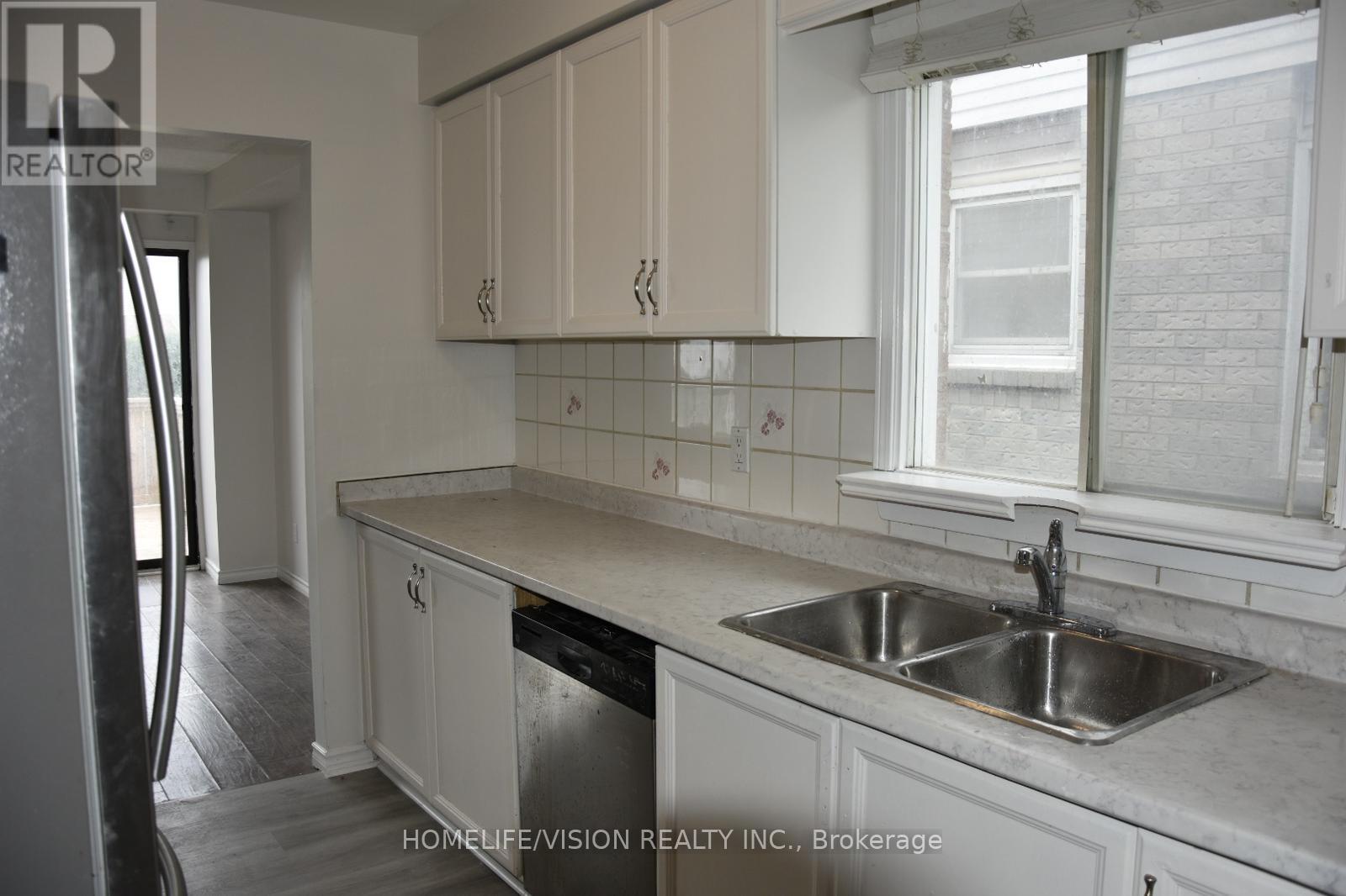 307 Bristol Crescent, Oshawa, Ontario  L1J 8J7 - Photo 5 - E12470684