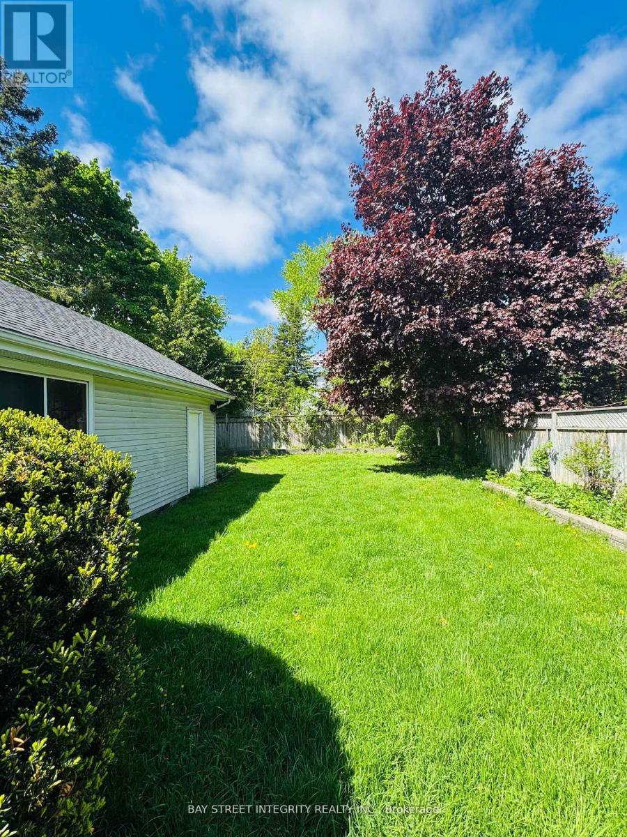 120 Lawrence Avenue, Richmond Hill, Ontario  L4C 1Z3 - Photo 3 - N12470698