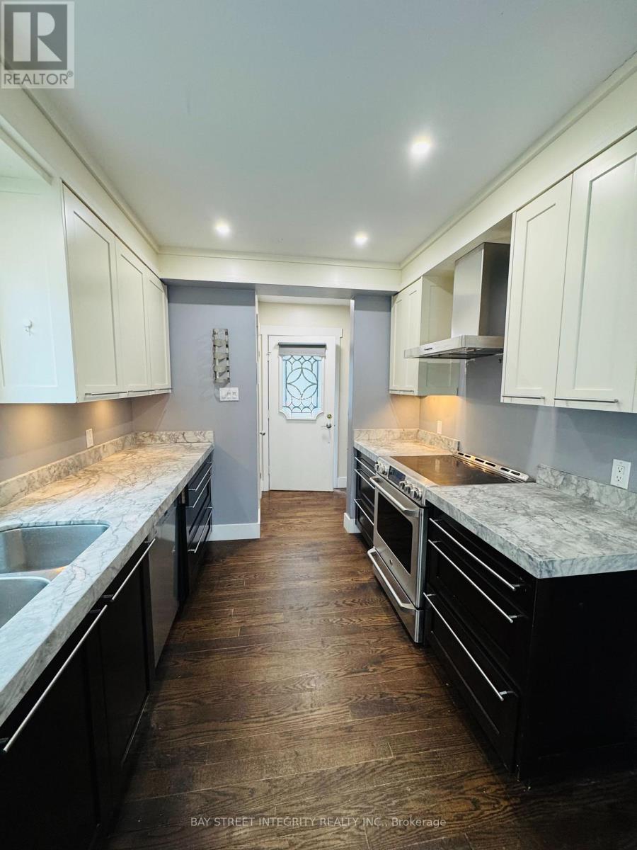120 Lawrence Avenue, Richmond Hill, Ontario  L4C 1Z3 - Photo 6 - N12470698