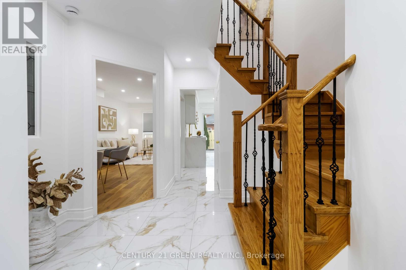 6085 Rowers Crescent, Mississauga, Ontario  L5V 3A2 - Photo 4 - W12470682