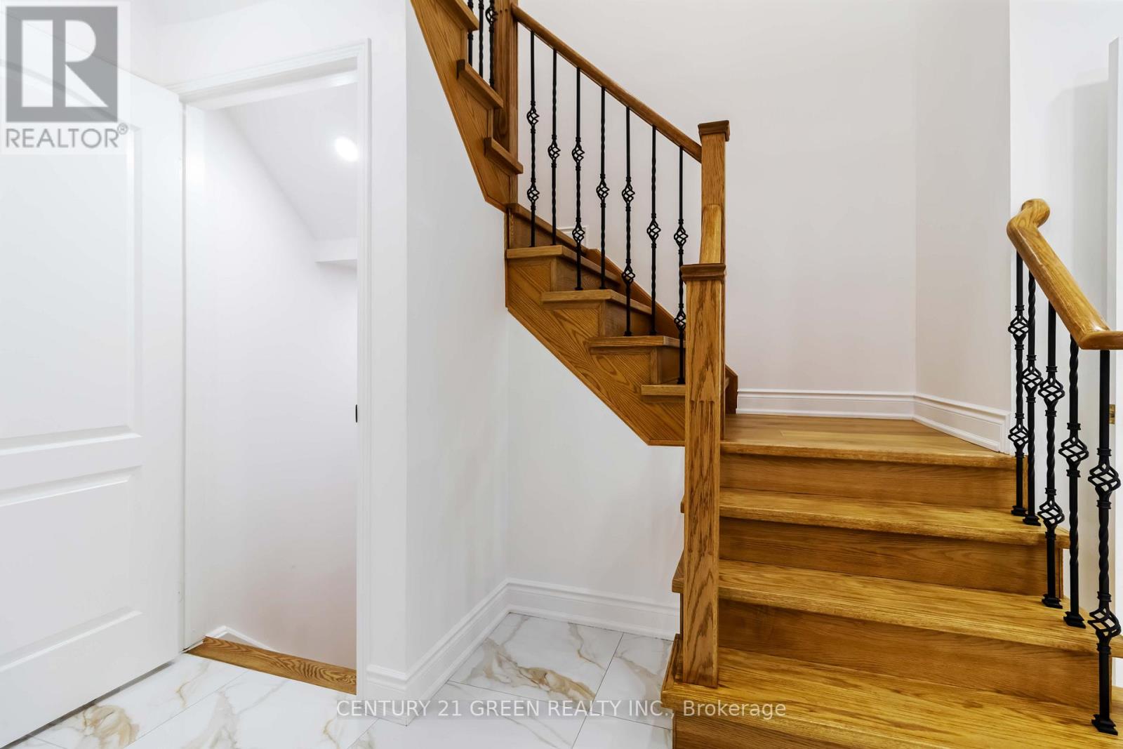 6085 Rowers Crescent, Mississauga, Ontario  L5V 3A2 - Photo 6 - W12470682