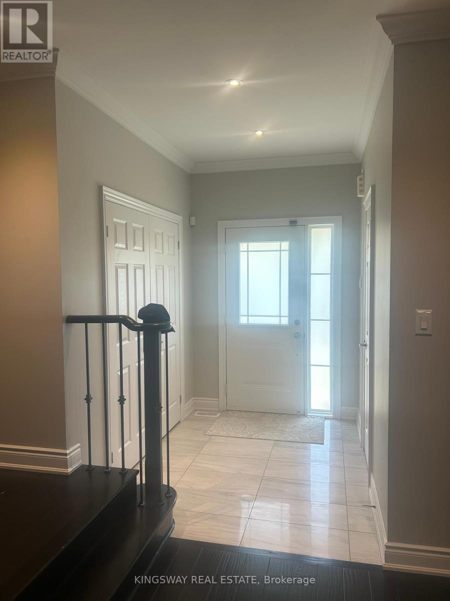 131 Chelsea Crescent, Bradford West Gwillimbury (Bradford), Ontario  L3Z 0J7 - Photo 8 - N12437857