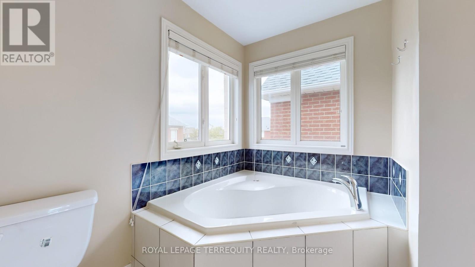 69 Vine Cliff Boulevard, Markham, Ontario  L6C 3E2 - Photo 31 - N12470712