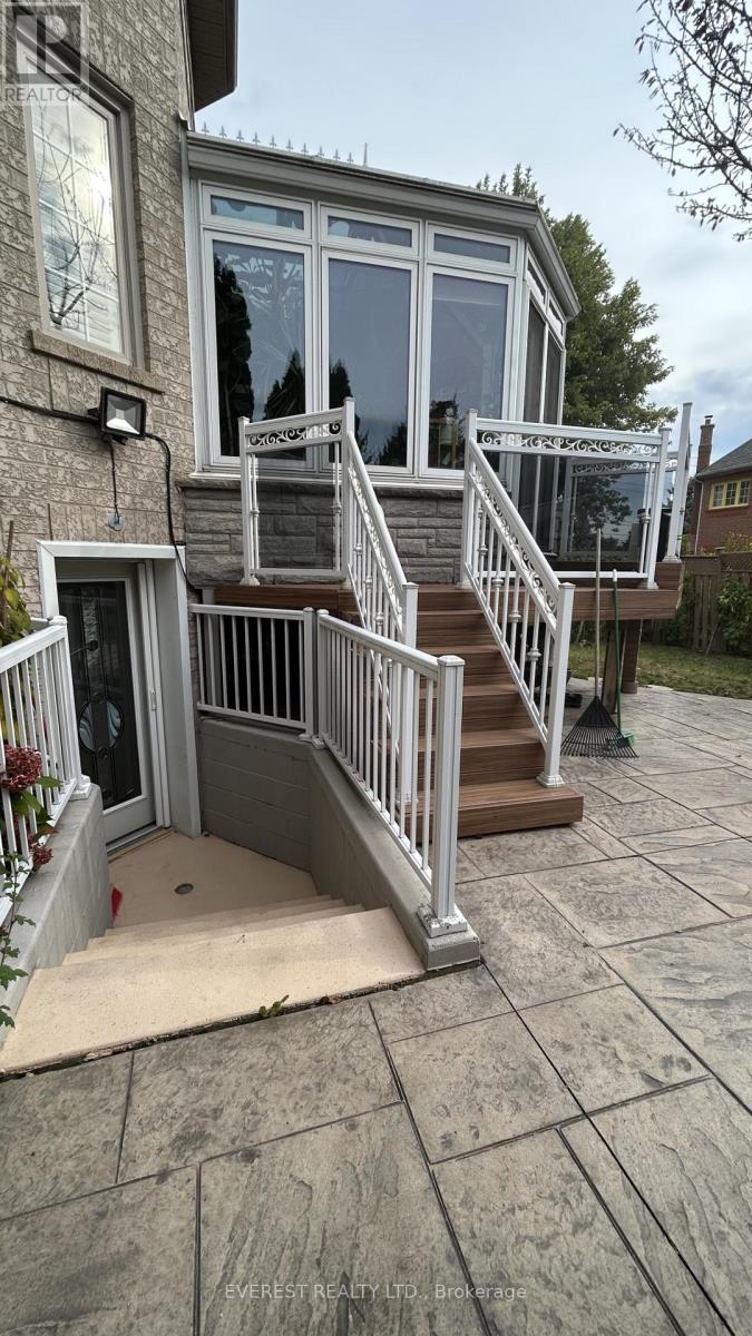 397 Turnberry Crescent, Mississauga, Ontario  L4Z 3W5 - Photo 2 - W12470708