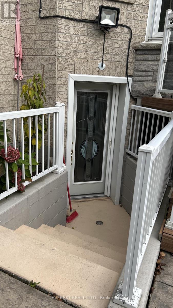 397 Turnberry Crescent, Mississauga, Ontario  L4Z 3W5 - Photo 3 - W12470708