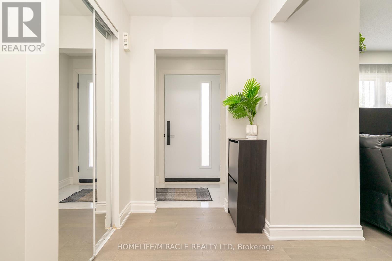 5 Finsbury Drive (Main), Brampton, Ontario  L6T 3R1 - Photo 4 - W12470716