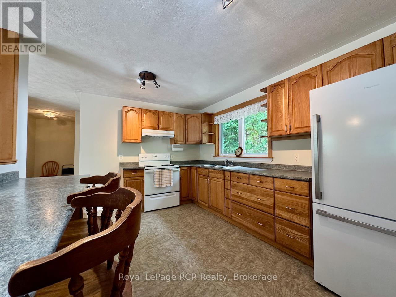 323 East Road, Northern Bruce Peninsula, Ontario  N0H 1W0 - Photo 11 - X12470753