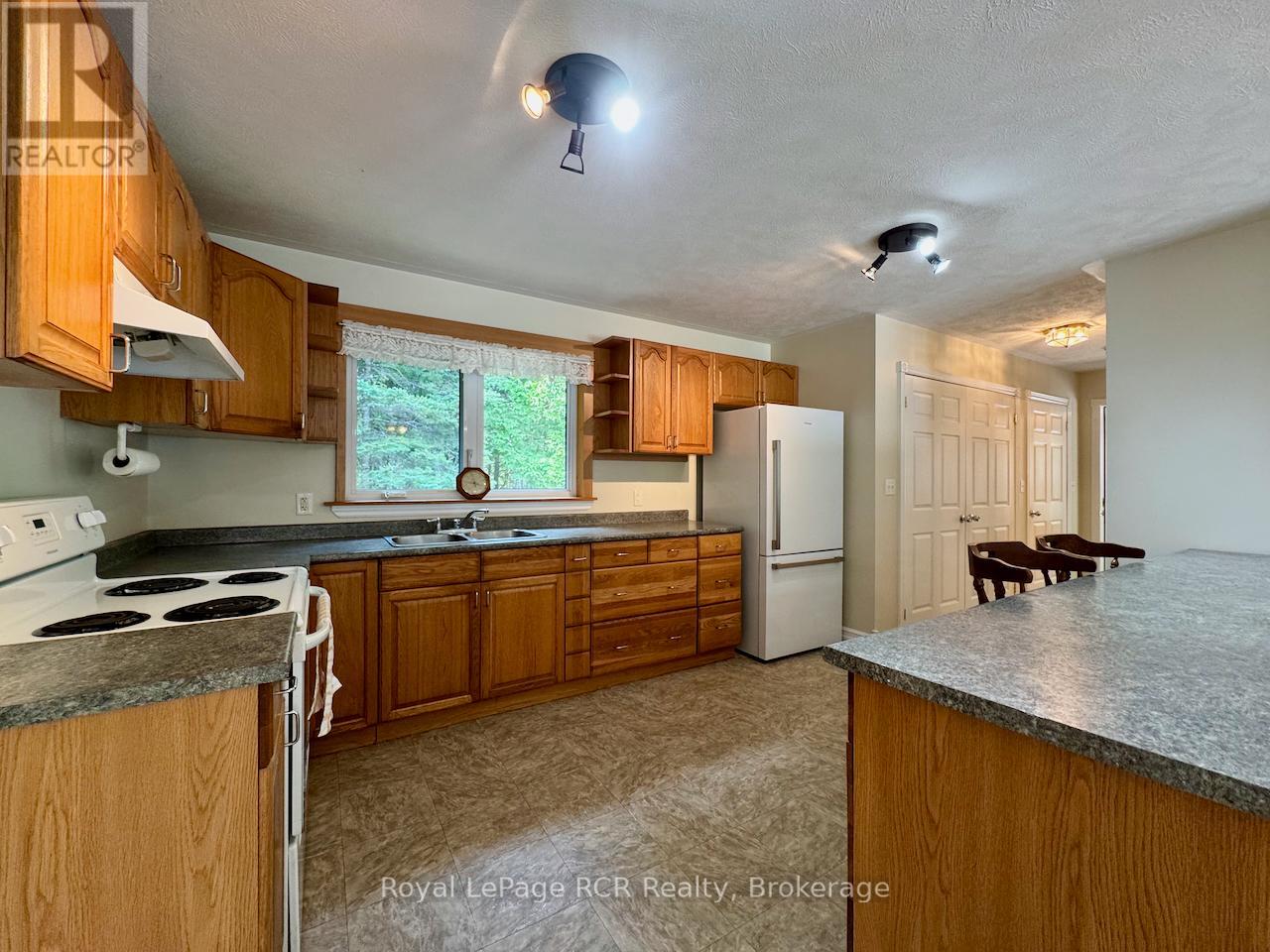323 East Road, Northern Bruce Peninsula, Ontario  N0H 1W0 - Photo 12 - X12470753