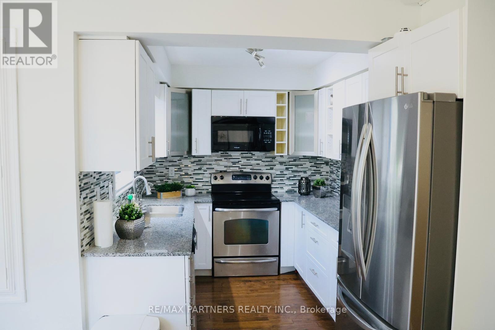 6 Geoffrey Crescent, Whitchurch-Stouffville, Ontario  L4A 5B9 - Photo 6 - N12469549