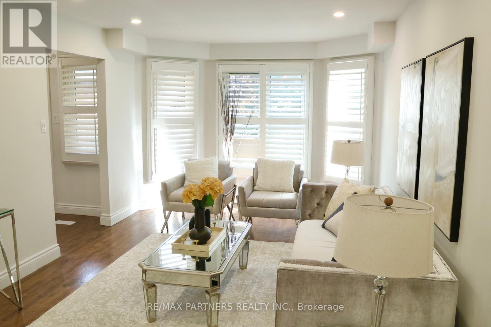 6 Geoffrey Crescent, Whitchurch-Stouffville, Ontario  L4A 5B9 - Photo 2 - N12469549