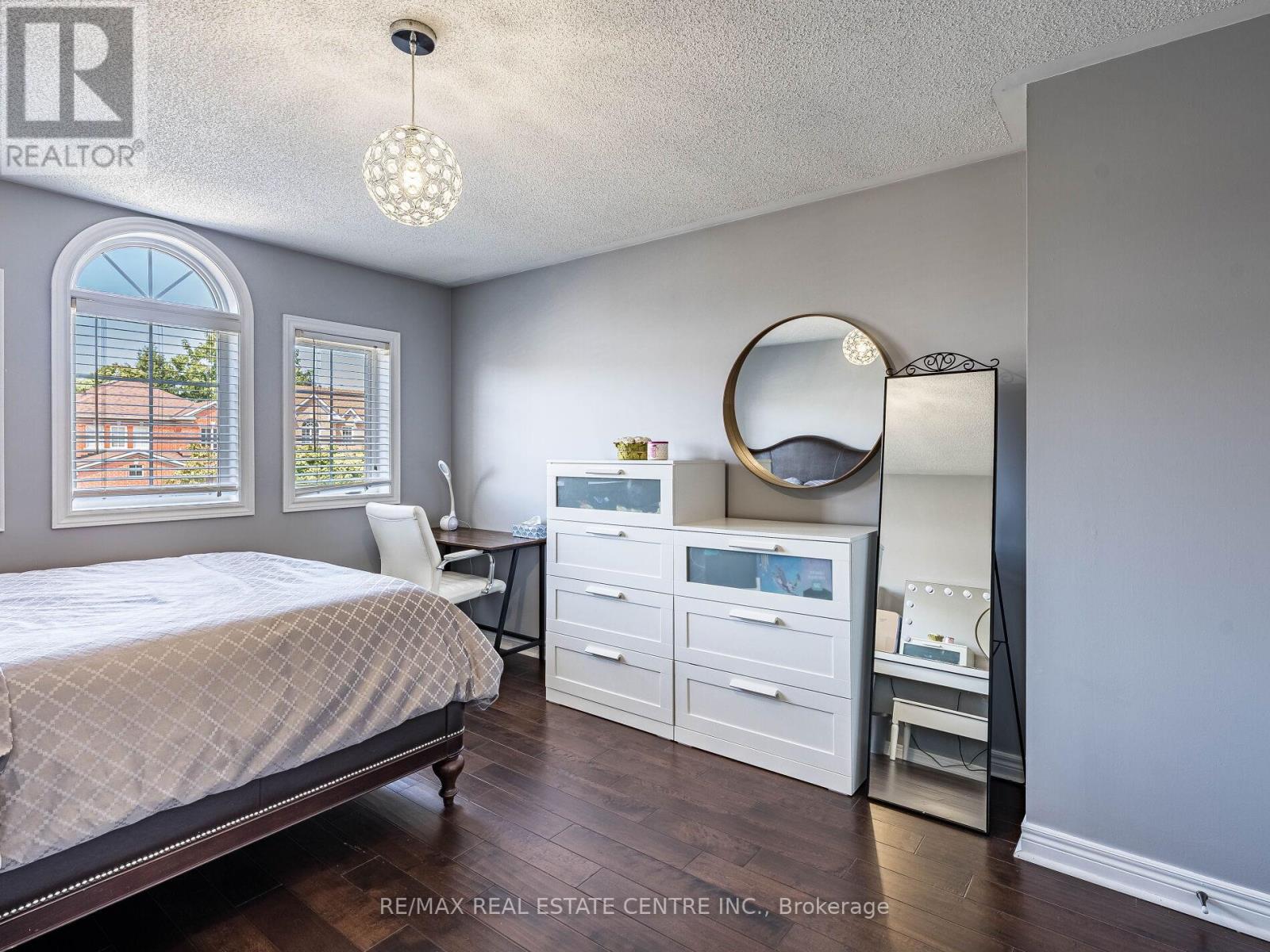 137 Mowat Crescent, Halton Hills, Ontario  L7G 6A8 - Photo 12 - W12454815