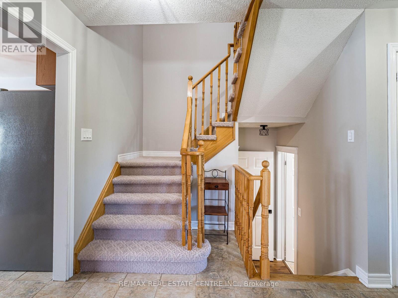137 Mowat Crescent, Halton Hills, Ontario  L7G 6A8 - Photo 7 - W12454815