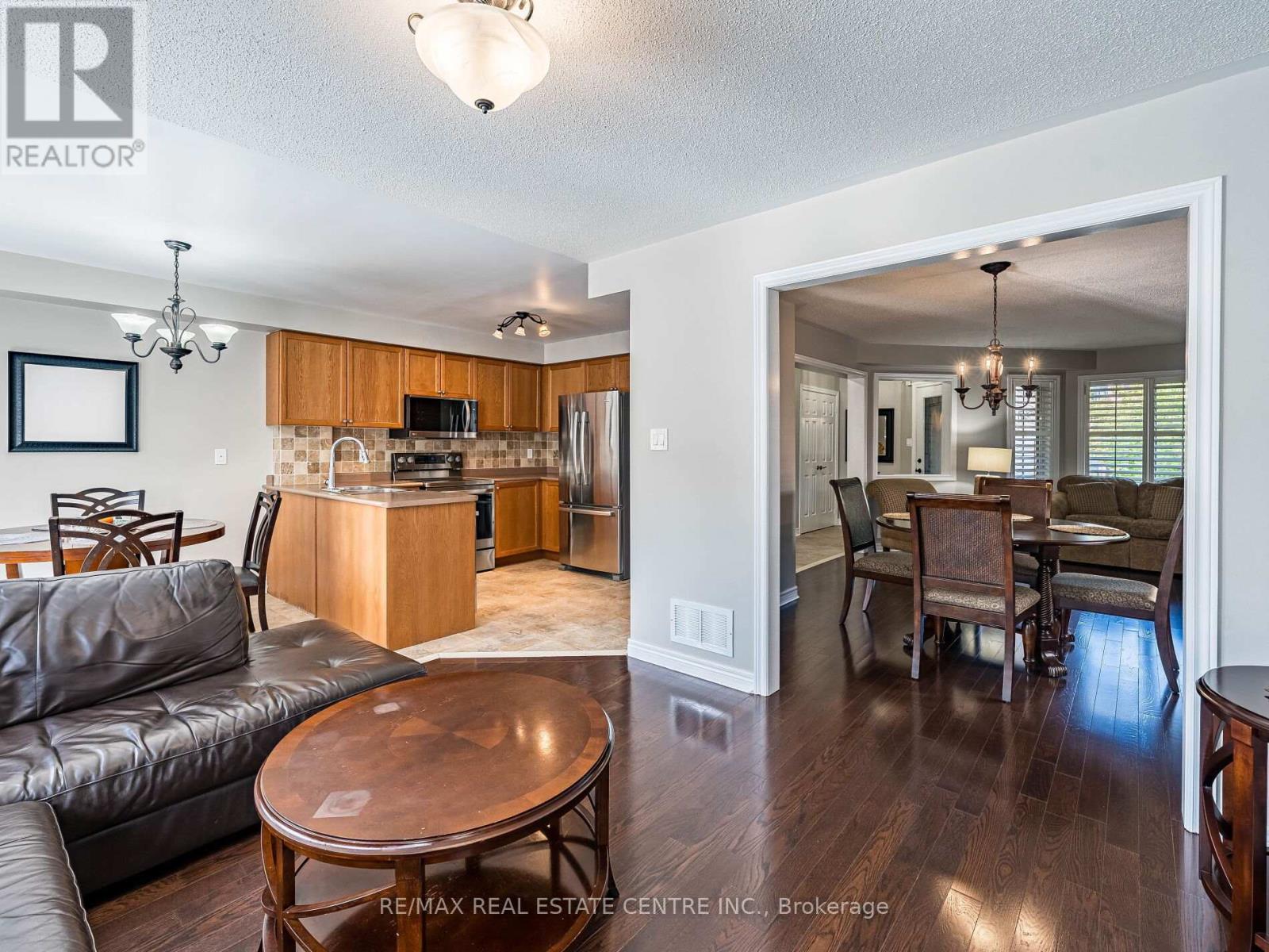 137 Mowat Crescent, Halton Hills, Ontario  L7G 6A8 - Photo 4 - W12454815
