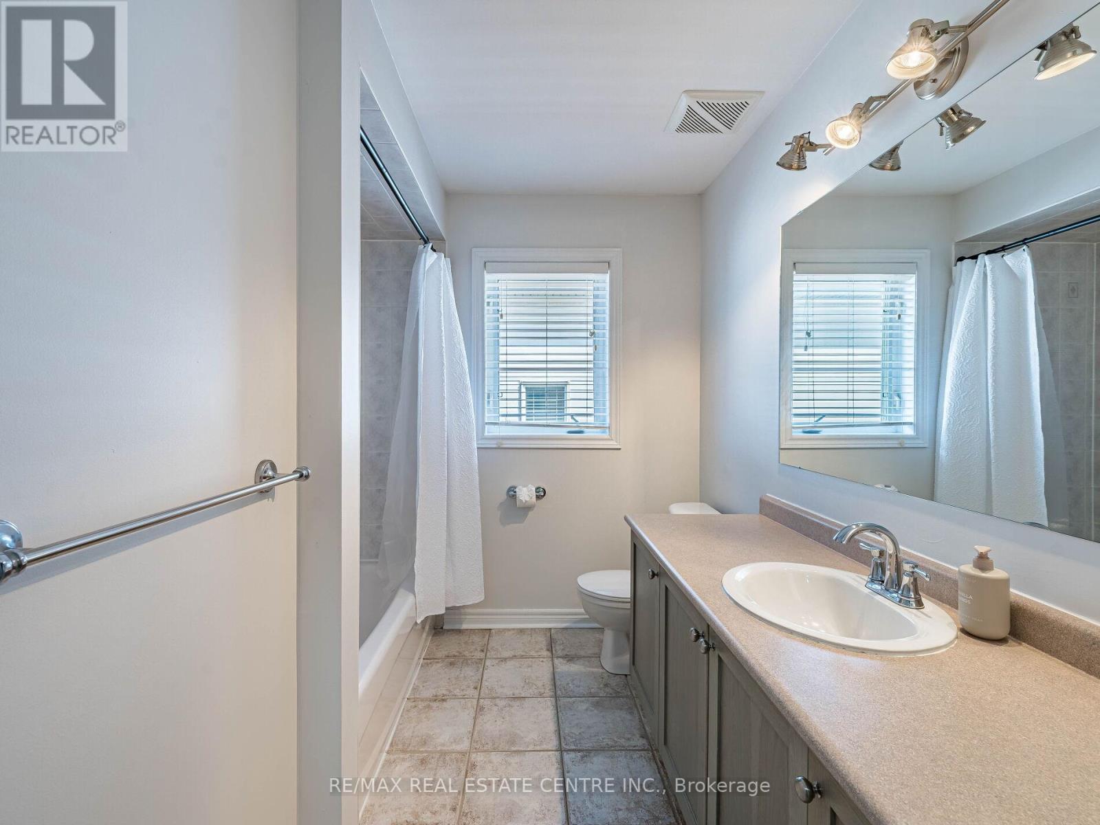 137 Mowat Crescent, Halton Hills, Ontario  L7G 6A8 - Photo 13 - W12454815
