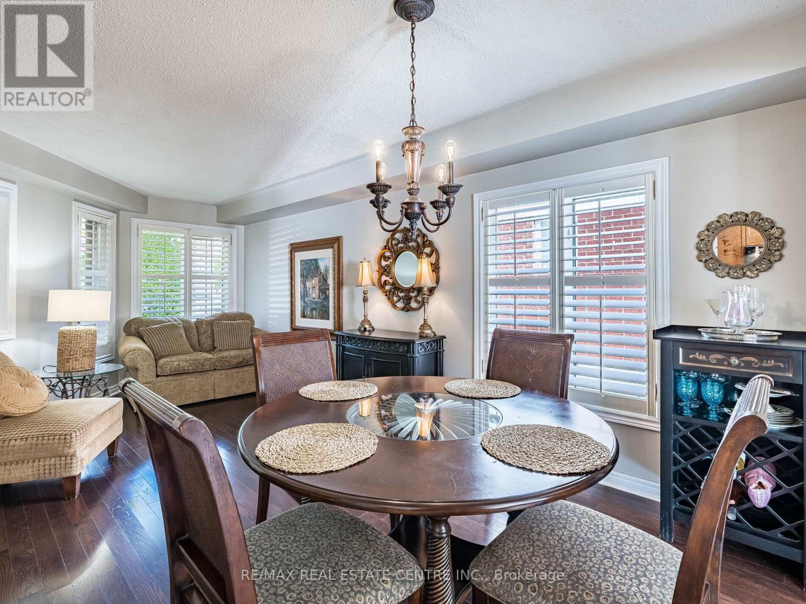 137 Mowat Crescent, Halton Hills, Ontario  L7G 6A8 - Photo 2 - W12454815