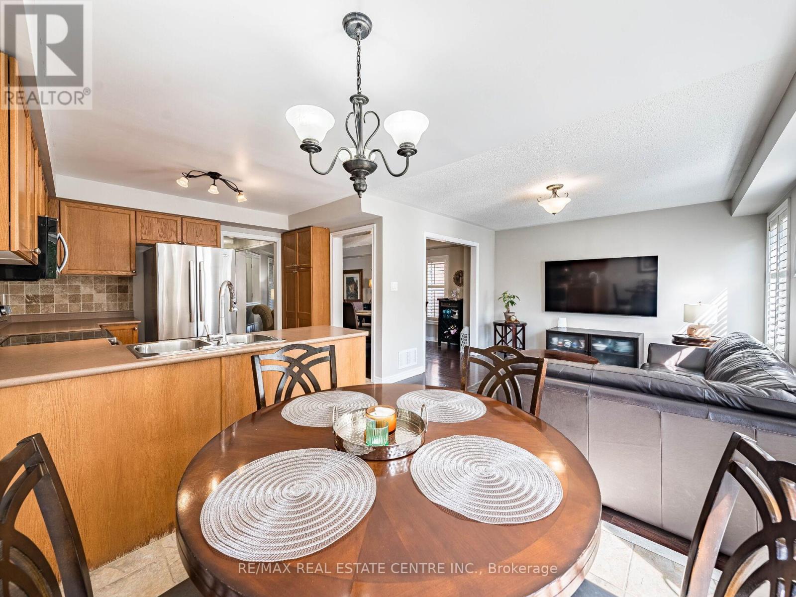 137 Mowat Crescent, Halton Hills, Ontario  L7G 6A8 - Photo 5 - W12454815