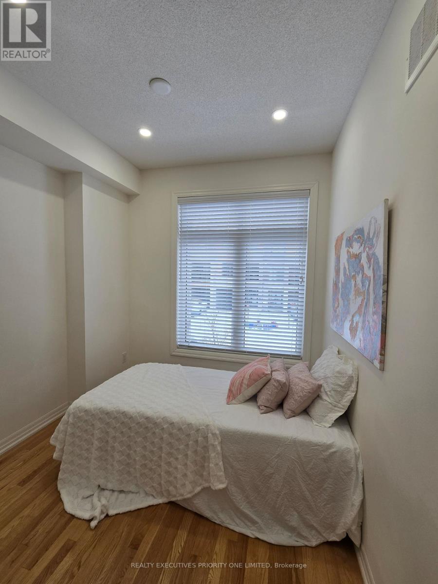 236 Vivant Street, Newmarket, Ontario  L3X 0K9 - Photo 12 - N12470799