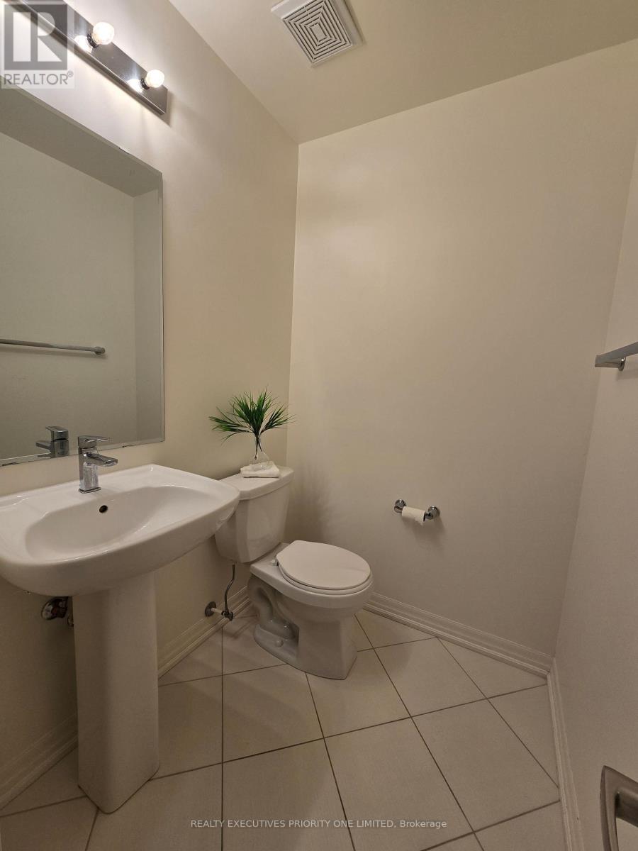 236 Vivant Street, Newmarket, Ontario  L3X 0K9 - Photo 13 - N12470799