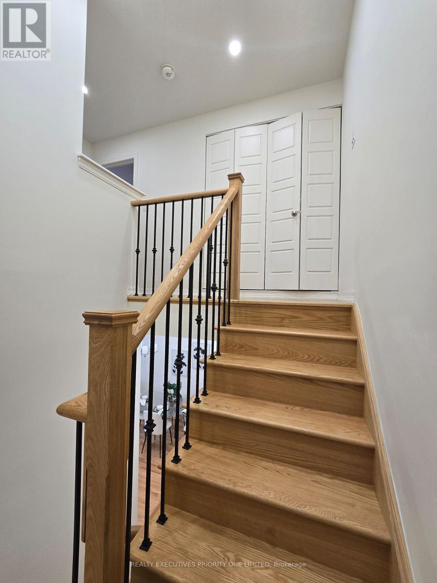 236 Vivant Street, Newmarket, Ontario  L3X 0K9 - Photo 15 - N12470799