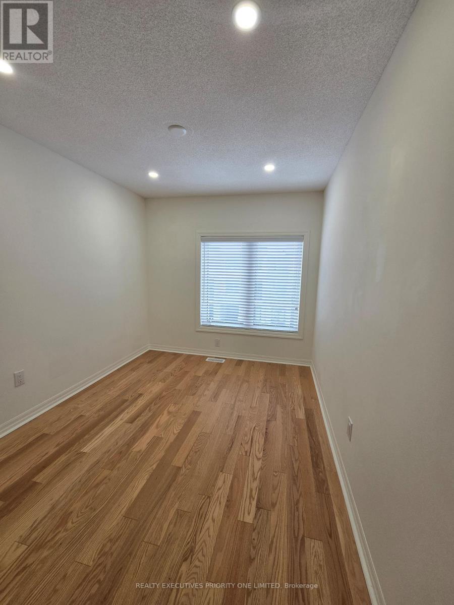 236 Vivant Street, Newmarket, Ontario  L3X 0K9 - Photo 17 - N12470799