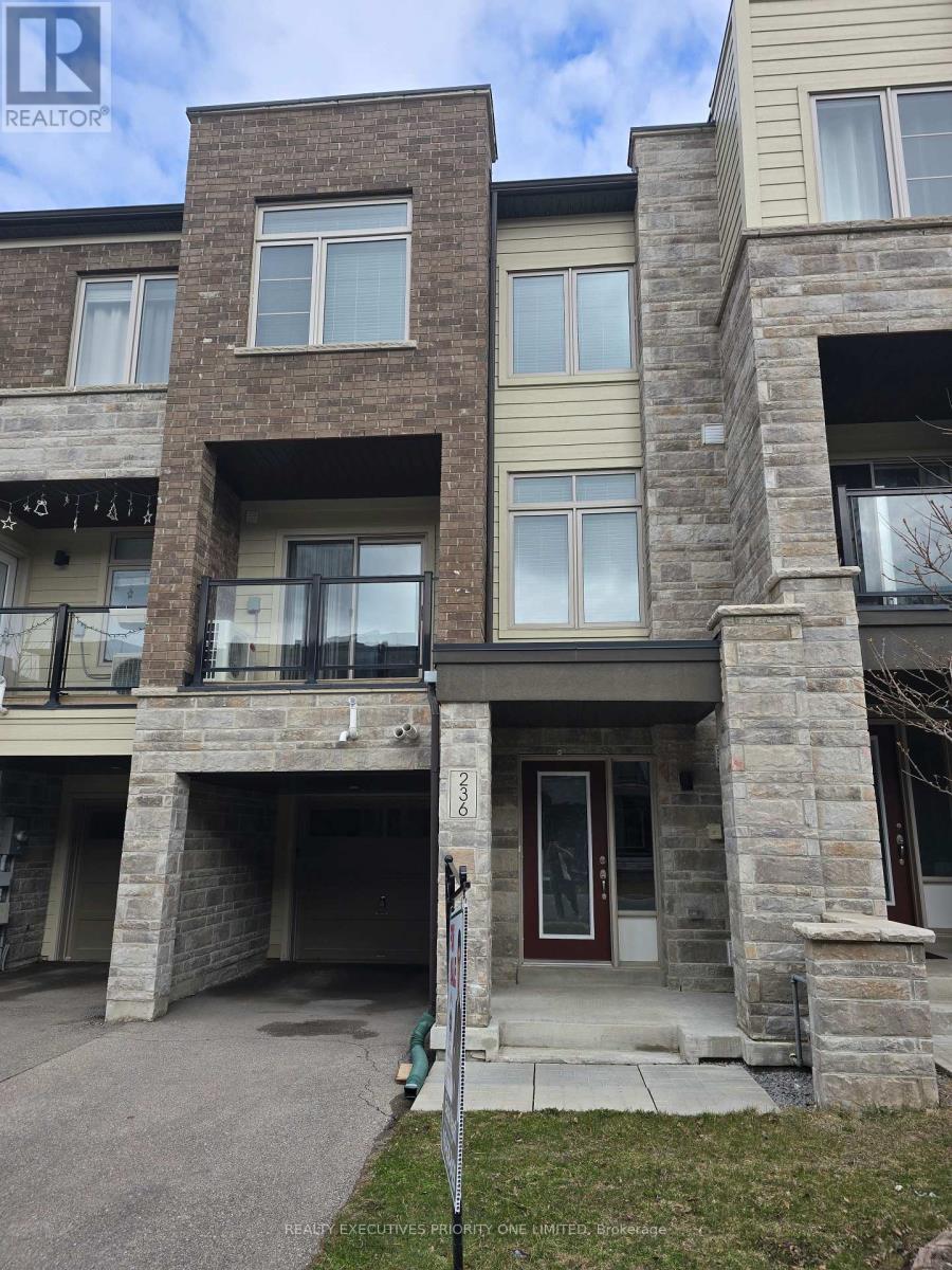236 Vivant Street, Newmarket, Ontario  L3X 0K9 - Photo 2 - N12470799