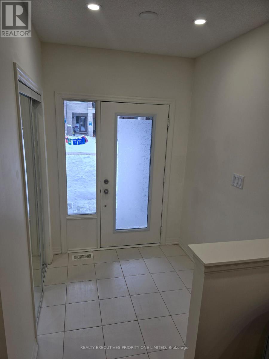 236 Vivant Street, Newmarket, Ontario  L3X 0K9 - Photo 4 - N12470799