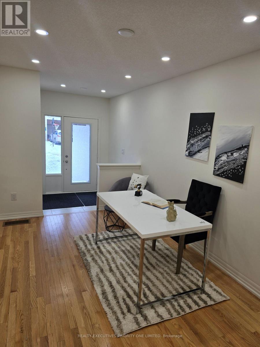 236 Vivant Street, Newmarket, Ontario  L3X 0K9 - Photo 5 - N12470799