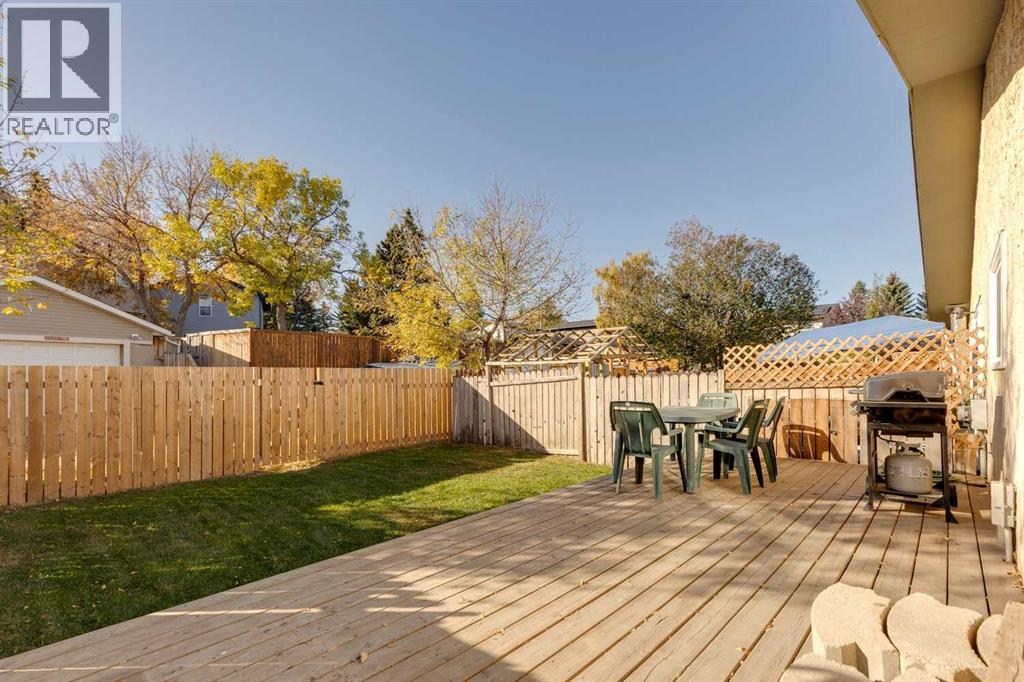92 Bearberry Crescent Nw, Calgary, Alberta  T3K 1R7 - Photo 18 - A2264567