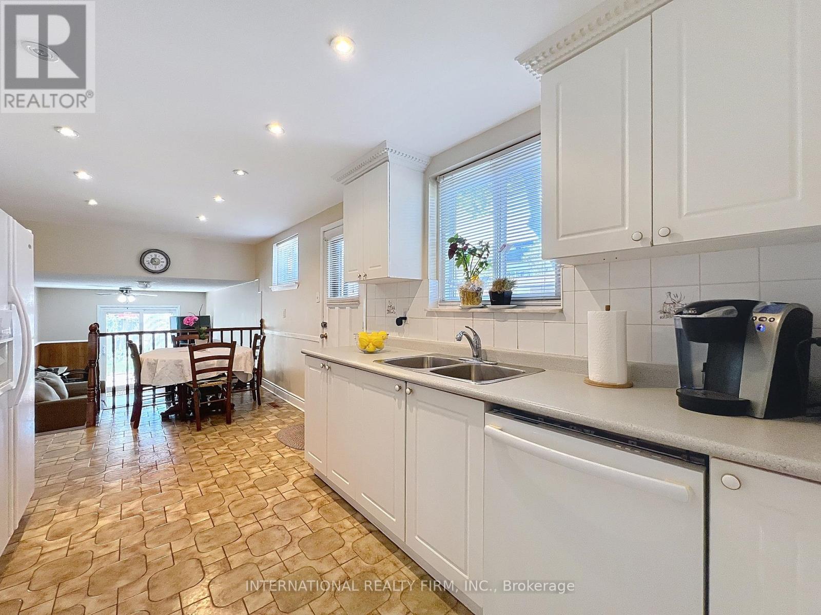 3602 Dunrankin Drive, Mississauga, Ontario  L4T 1V9 - Photo 8 - W12470784