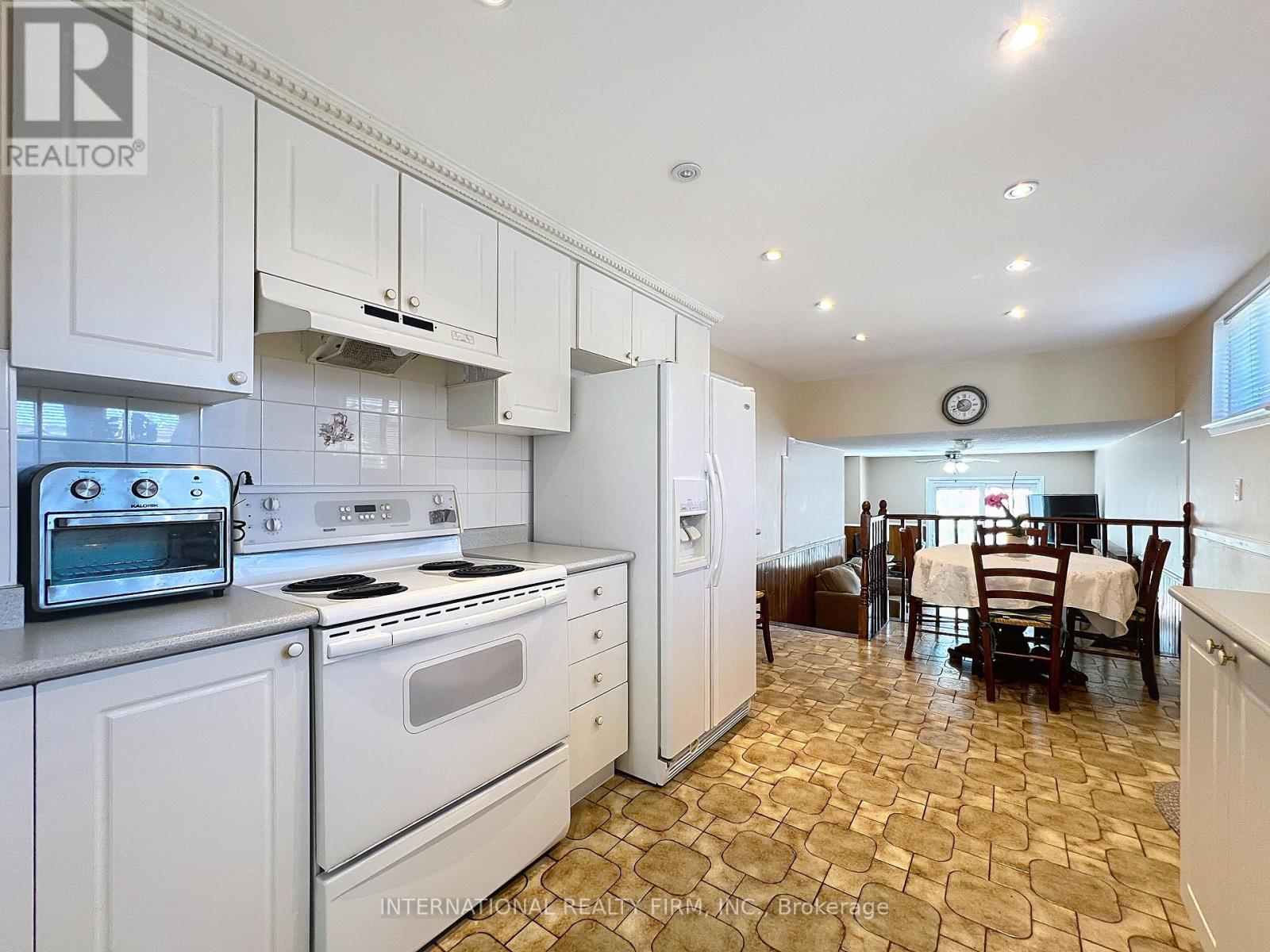 3602 Dunrankin Drive, Mississauga, Ontario  L4T 1V9 - Photo 9 - W12470784