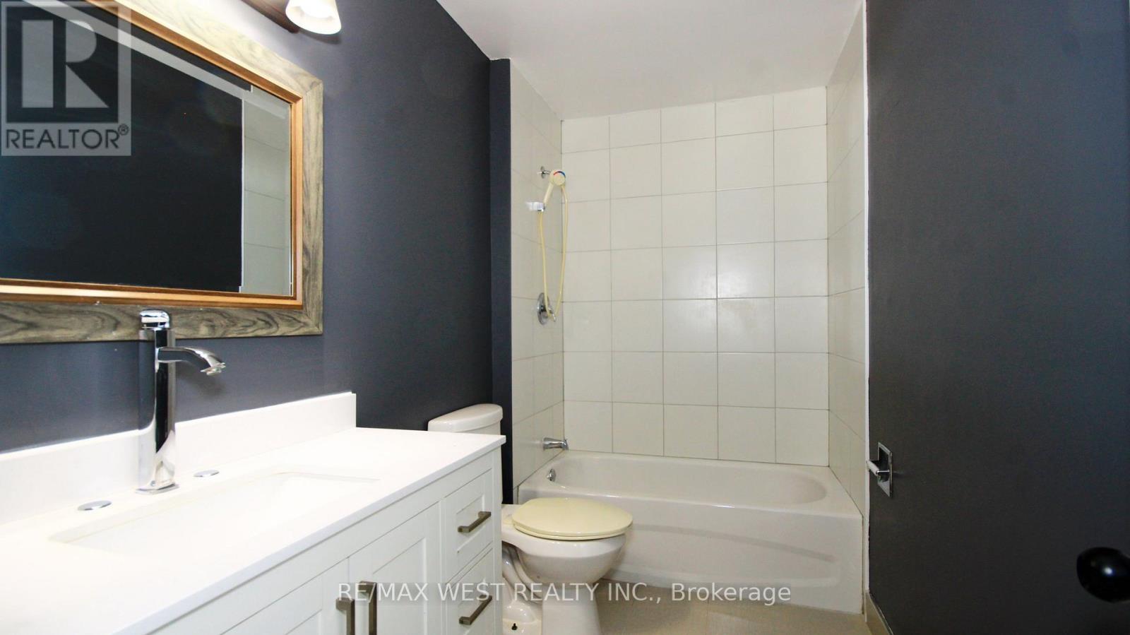148 Fanshawe Drive, Brampton, Ontario  L6Z 1B1 - Photo 8 - W12470810