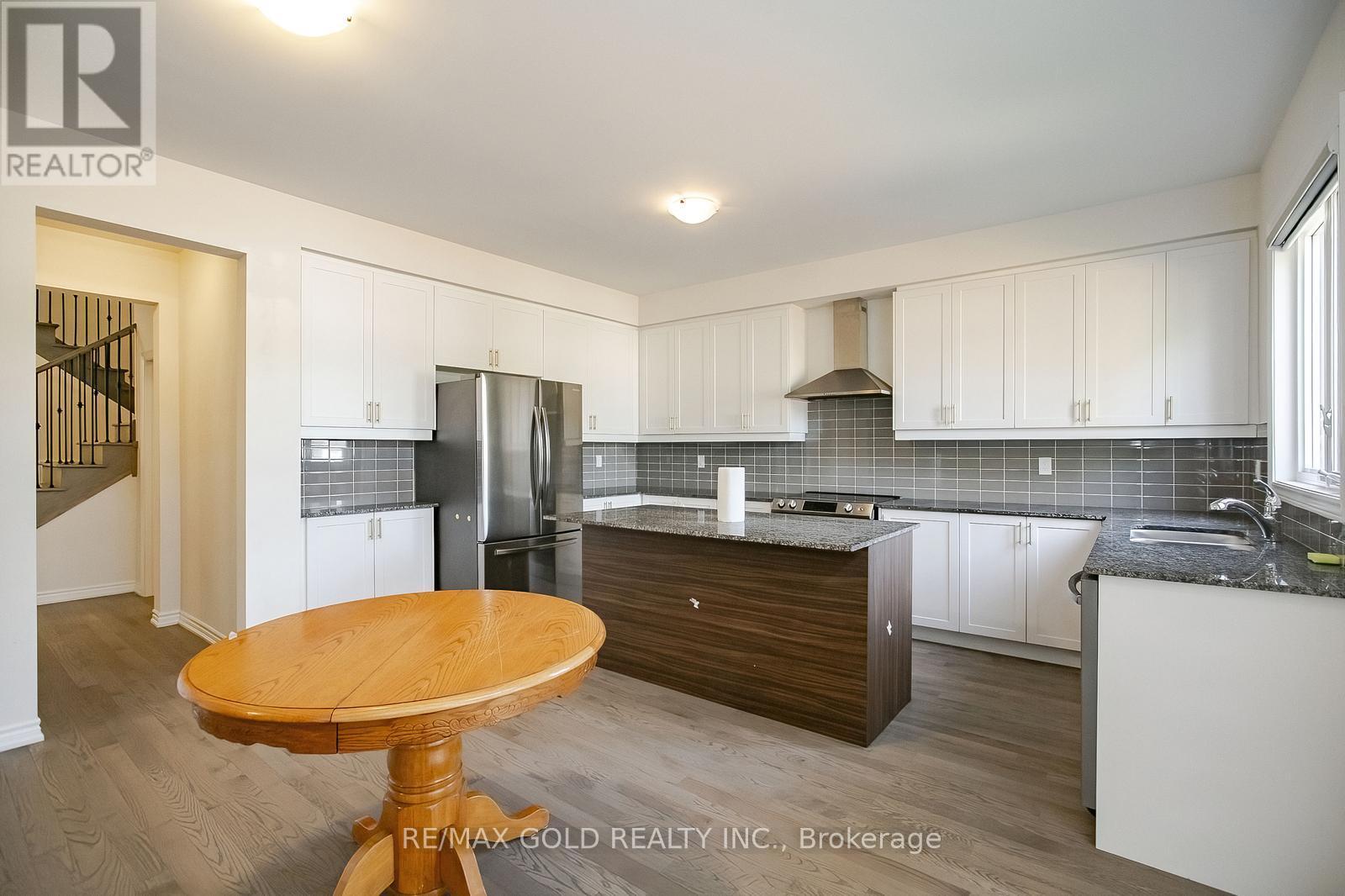 81 Berkely Street, Wasaga Beach, Ontario  L9Z 2N6 - Photo 15 - S12470815