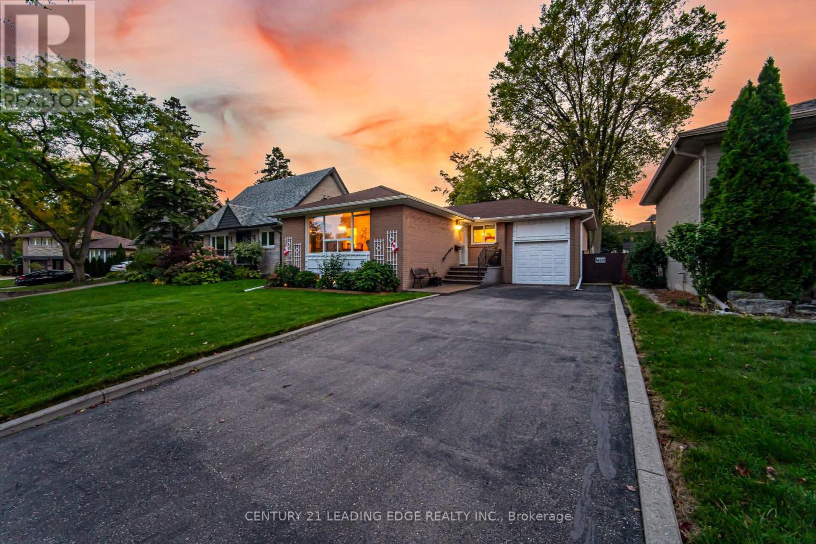 2574 Lundigan Drive, Mississauga, Ontario  L5J 3W1 - Photo 4 - W12470816