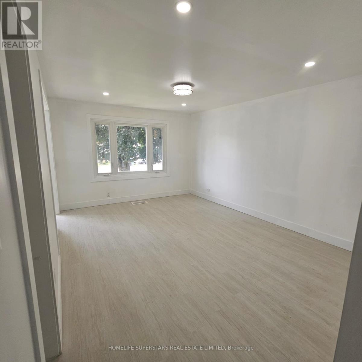 3130 Merritt Avenue, Mississauga, Ontario  L4T 1P3 - Photo 2 - W12470841