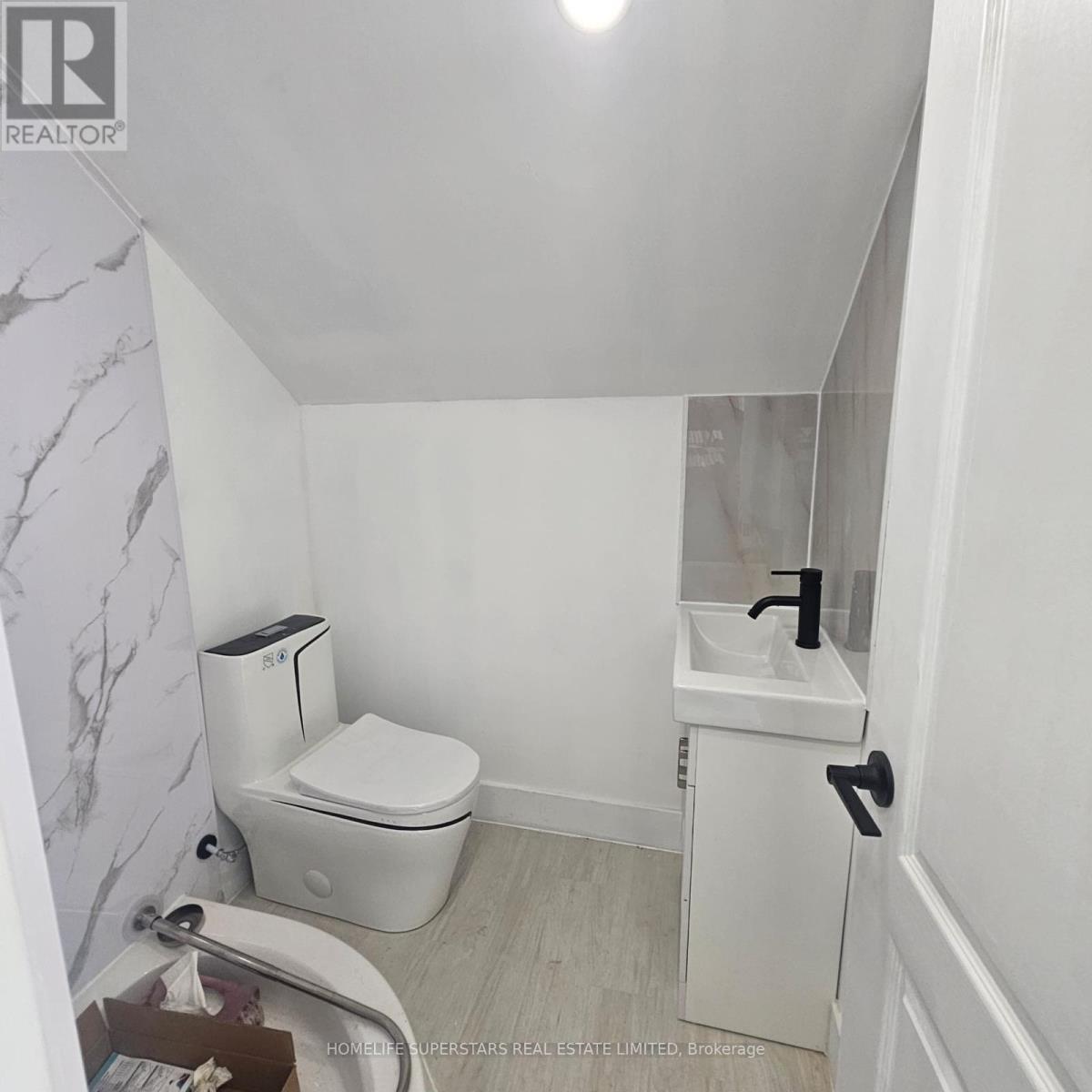 3130 Merritt Avenue, Mississauga, Ontario  L4T 1P3 - Photo 3 - W12470841
