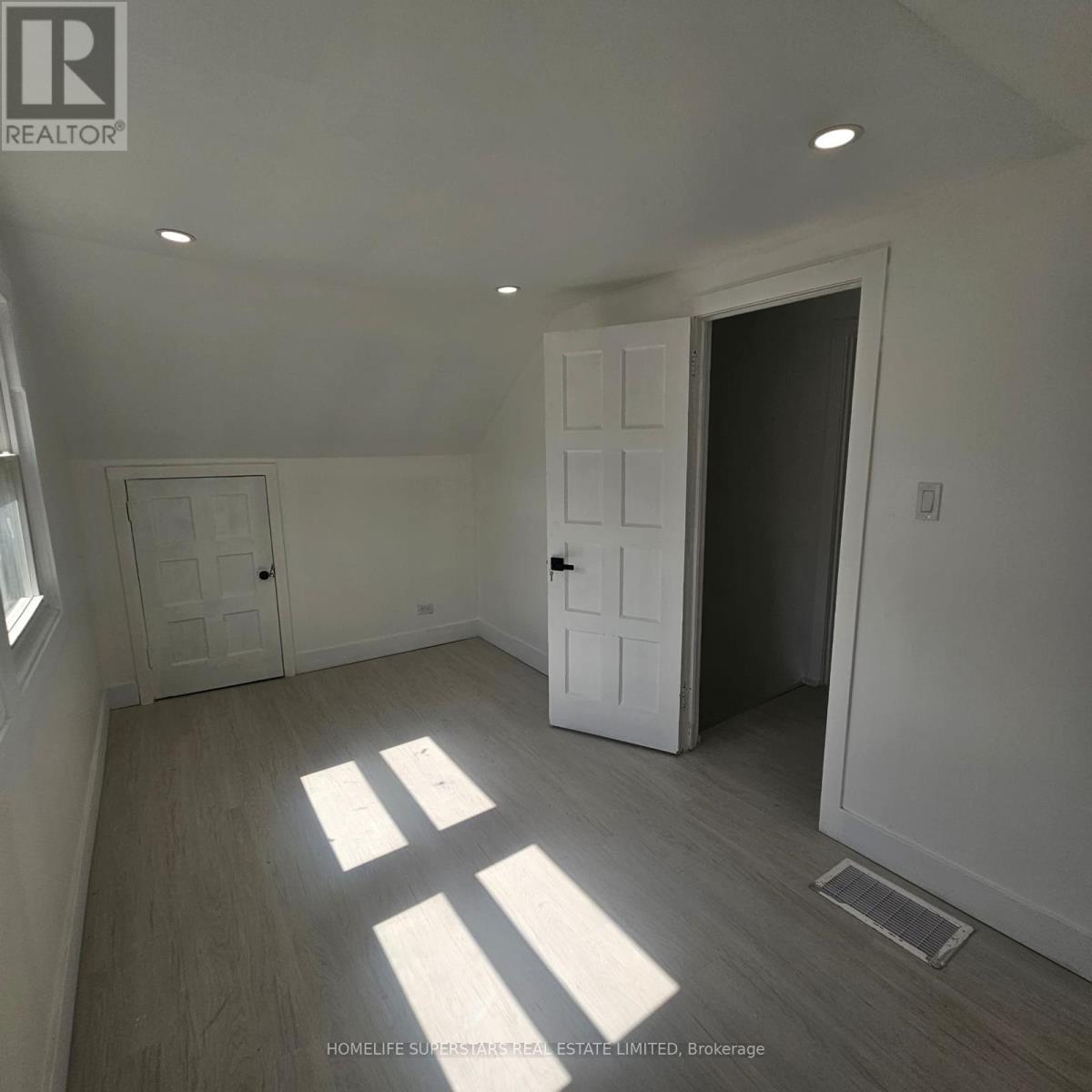 3130 Merritt Avenue, Mississauga, Ontario  L4T 1P3 - Photo 5 - W12470841